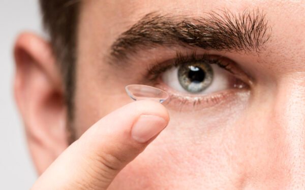 Qual a melhor lente de contato para quem tem miopia e astigmatismo