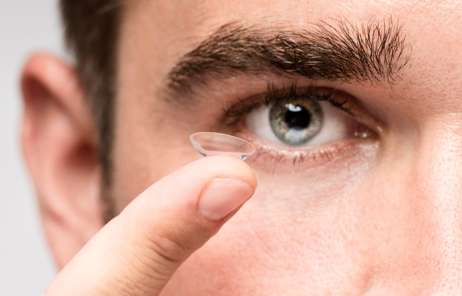 Qual a melhor lente de contato para quem tem miopia e astigmatismo