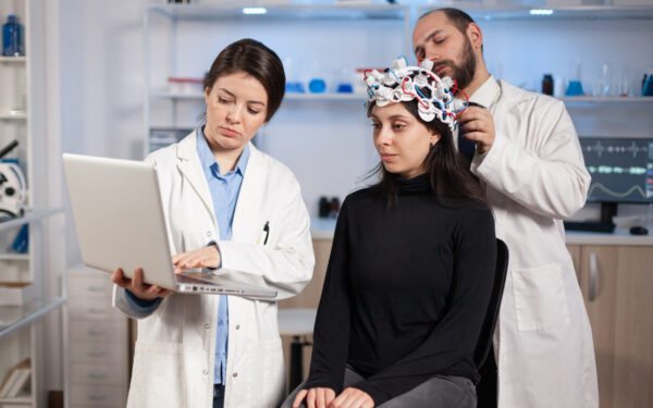 Qual a diferença entre um neurocirurgião e um neurologista?