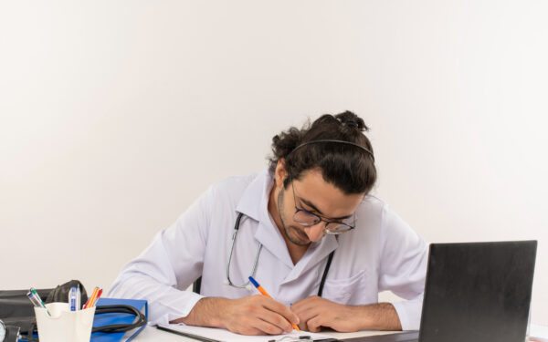 Como estruturar um cronograma de 12 meses para a preparação extensiva à residência médica?