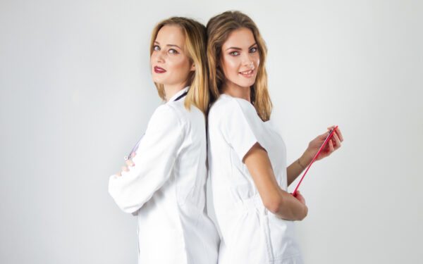 Qual Diferença Entre Um Esteticista E Cirurgião Plástico?