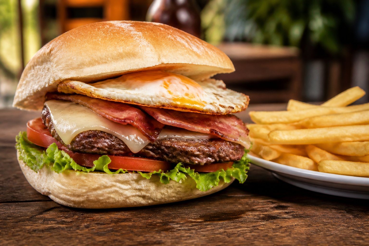 Chivito: Tradição e Ingredientes do Sanduíche Nacional do Uruguai